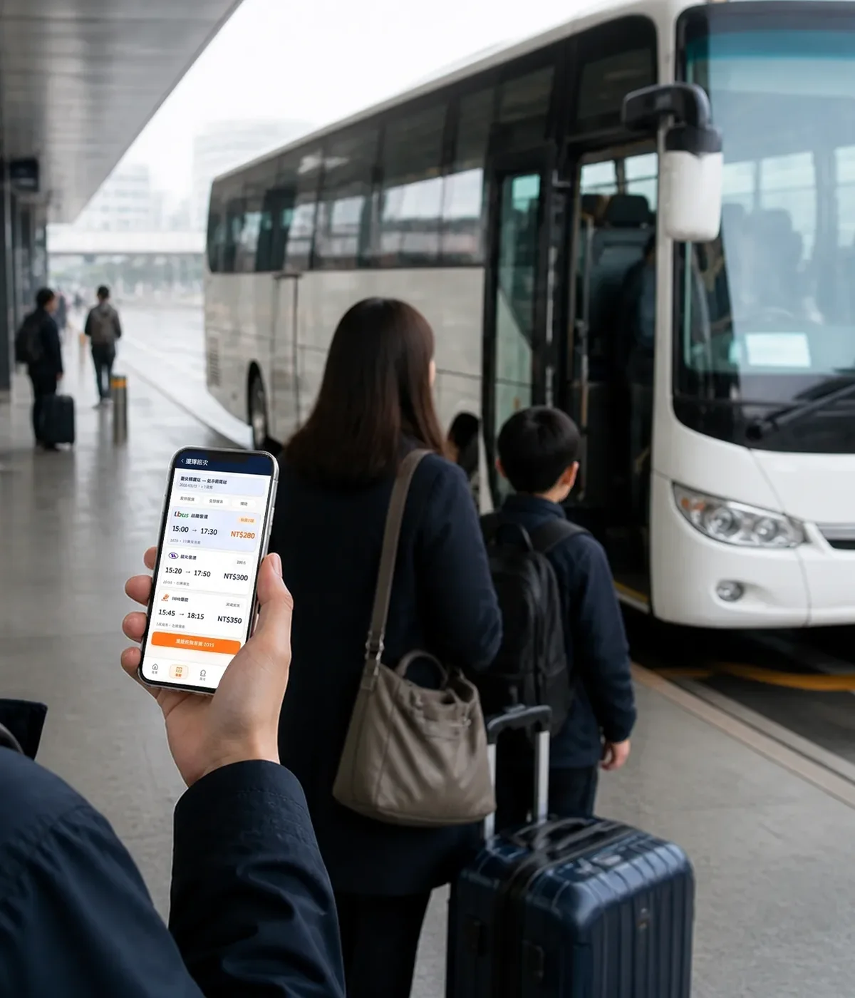 旅客在轉運站月台前查看手機 App 班次資訊